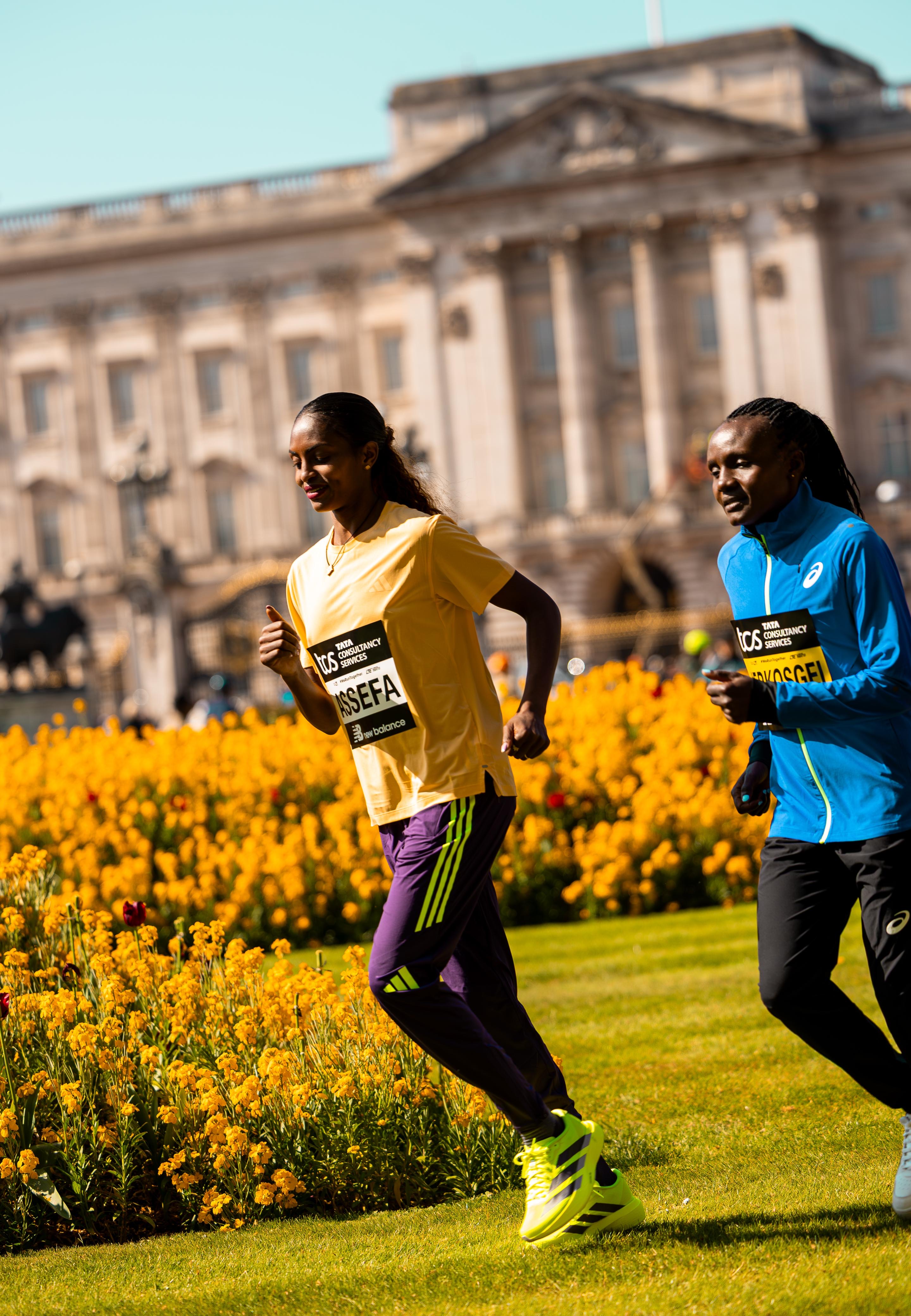 Tigst Assefa running past Buckingham Palace, TCS London Marathon 2026